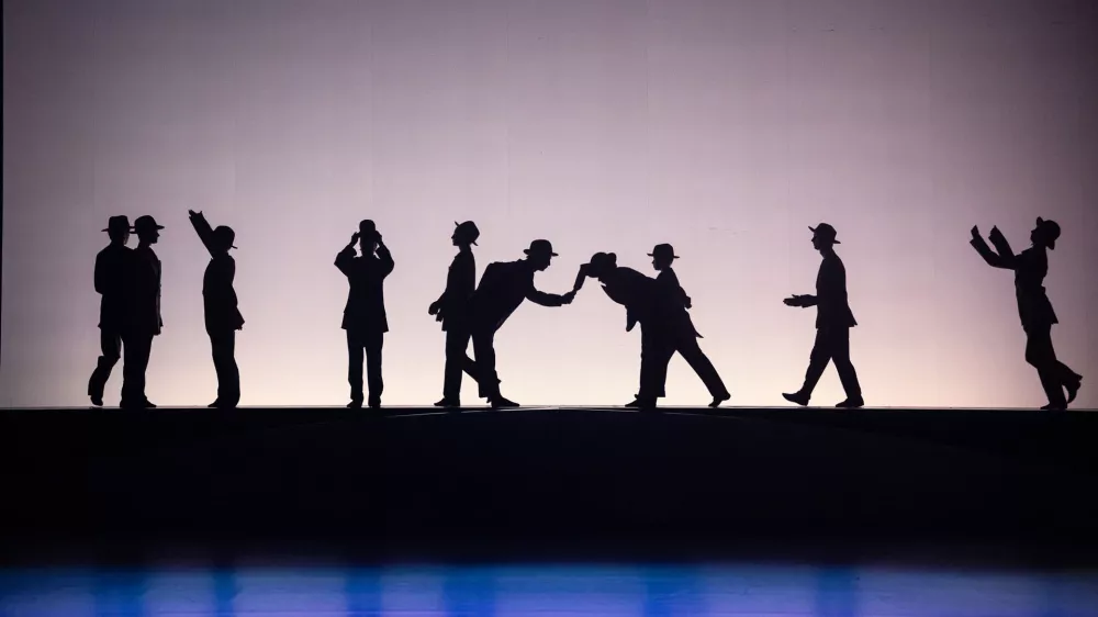 Koreografu Lukasu Zuschlagu se je zdelo pomembno, da v barviti in kompleksni predstavi izpostavi tudi prostor za ti&scaron;ino, &raquo;tisto ti&scaron;ino, ki se jo doživlja z namenom.&laquo; F Darja &Scaron;travs Tisu 