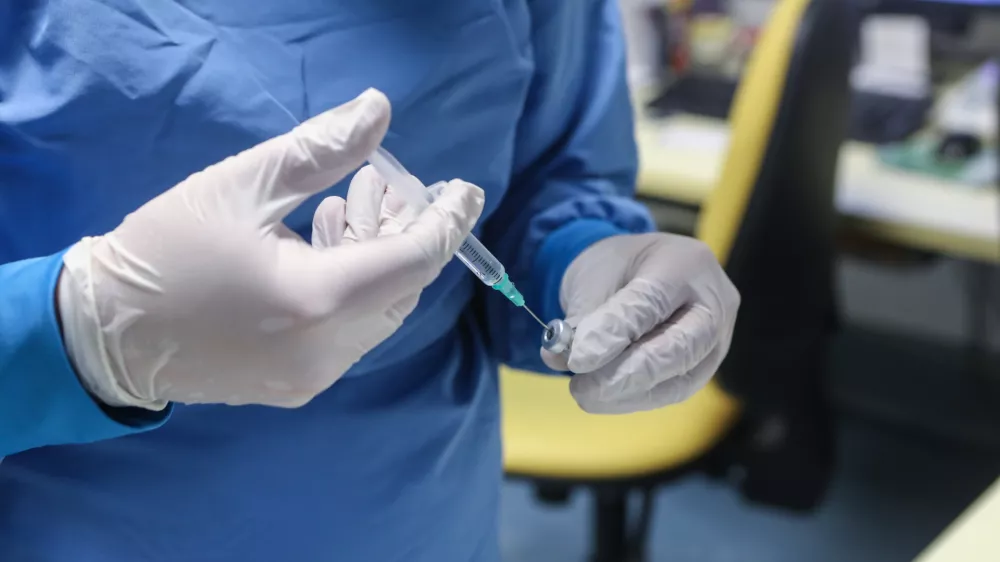 - cepivo Pfizer BioNTceh - množično cepljenje proti covidu-19 med stanovalci domov za starej&scaron;e. - 27.12.2020 &ndash; Epidemija koronavirus COVID-19 v Sloveniji - prispela prva po&scaron;iljka cepiva proti covidu-19, ki sta ga razvili podjetji ameri&scaron;ki Pfizer in nem&scaron;ki BioNTech,//FOTO: Luka Cjuha