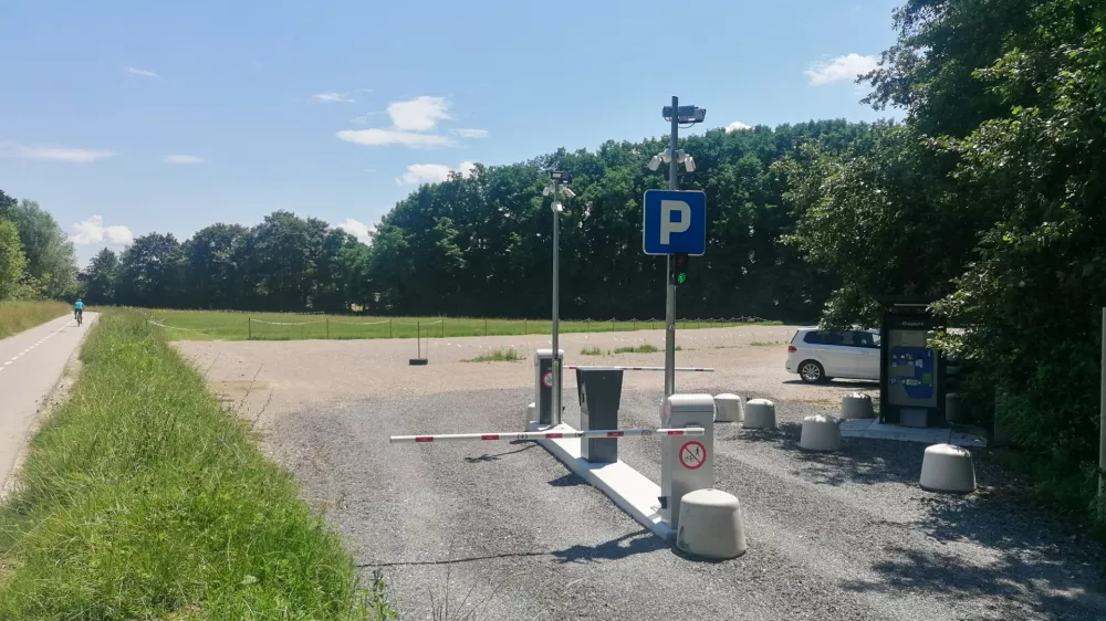 Na parkiri&scaron;ču nasproti vhoda v živalski vrt so postavili parkomate. Foto: Bojan Velikonja&nbsp;