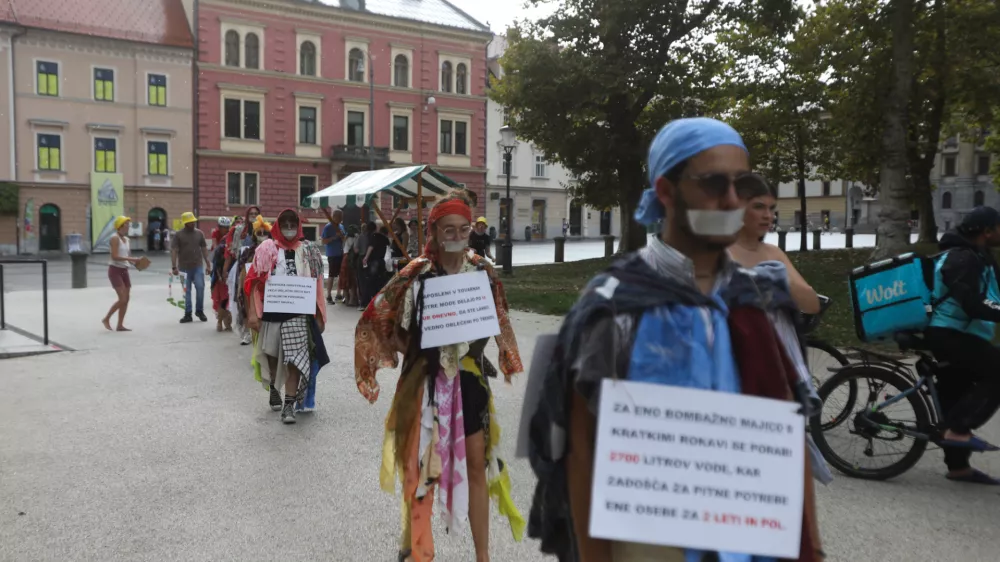 04.09.2024. Protest mladih za podnebno pravičnost proti izkori&scaron;čanje delavcev in pretirani potro&scaron;nji v tekstilni industriji. Foto: Bojan Velikonja