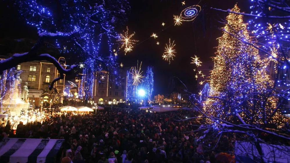 - Veseli december 2010 - prižiganje novoletne luči v sredi&scaron;ču prestolnice - svetlobna okrasitev mesta - začetek prazničnega decembrskega vzdu&scaron;ja na ljubljanskih ulicah - novoletno okra&scaron;ena Ljubljana //FOTO: Bojan Velikonja 