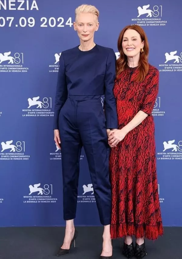 Igralka Tilda Swinton v kreaciji &scaron;panske znamke Delpozo v družbi soigralke Julianne Moore. F Instagram