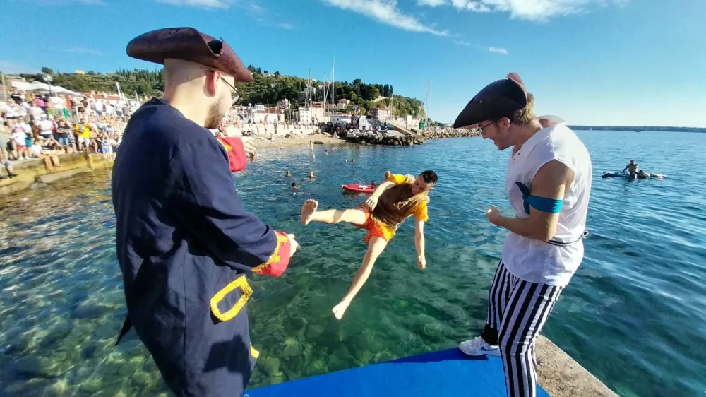 Dijaki vi&scaron;jih letnikov so svoje mlaj&scaron;e kolege drugega za drugim pometali v morje.&nbsp;Foto: Vesna Levičnik