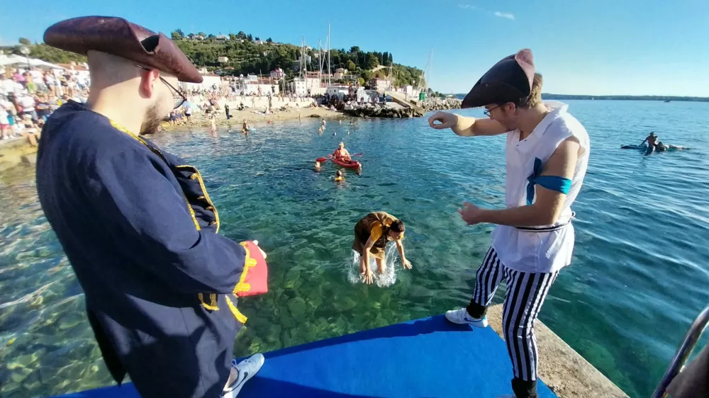 Z morja sta krst spremljala tako re&scaron;evalna služba kot potapljač. Foto: Vesna Levičnik