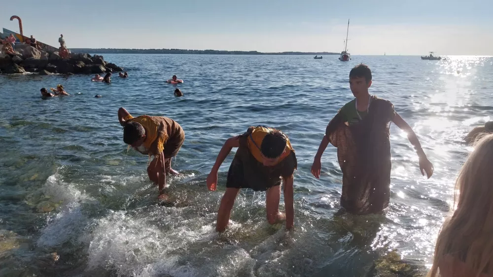 Osvežitev v morju je dijakom po dobri uri hoje po soncu godila.&nbsp;Foto: Vesna Levičnik