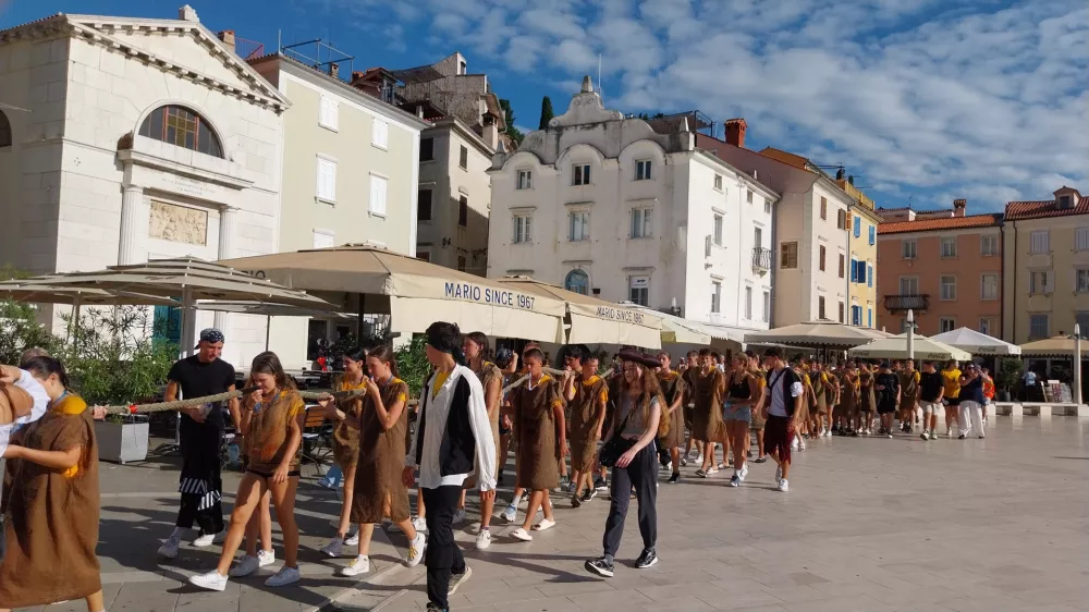 Povorka z dijaki je naredila mimohod tudi po Tartinijevem trgu.&nbsp;Foto: Vesna Levičnik