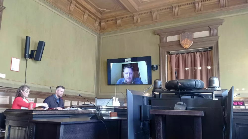 Po več kot letu dni iskanja stika z njim je Sa&scaron;a Ignjatović prek video povezave pričal na sojenju proti Martini Veseljko. Pojasnil je, da denarja od nje ni nikoli zahteval, jo je pa večkrat prosil za (finančno) pomoč. / Foto: Tamara Krivec