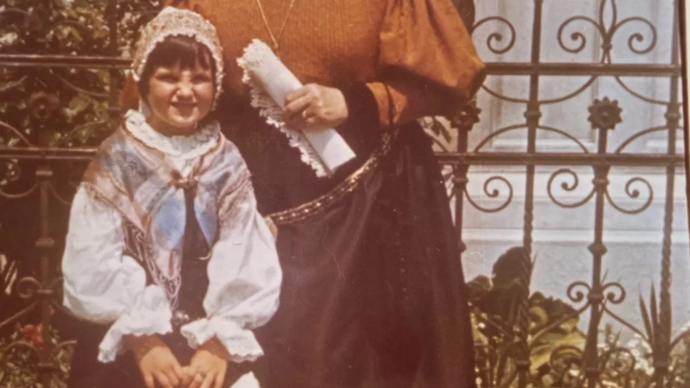 Barbara Didovič s staro mamo v narodni no&scaron;i leta 1973. Foto: Osebni arhiv