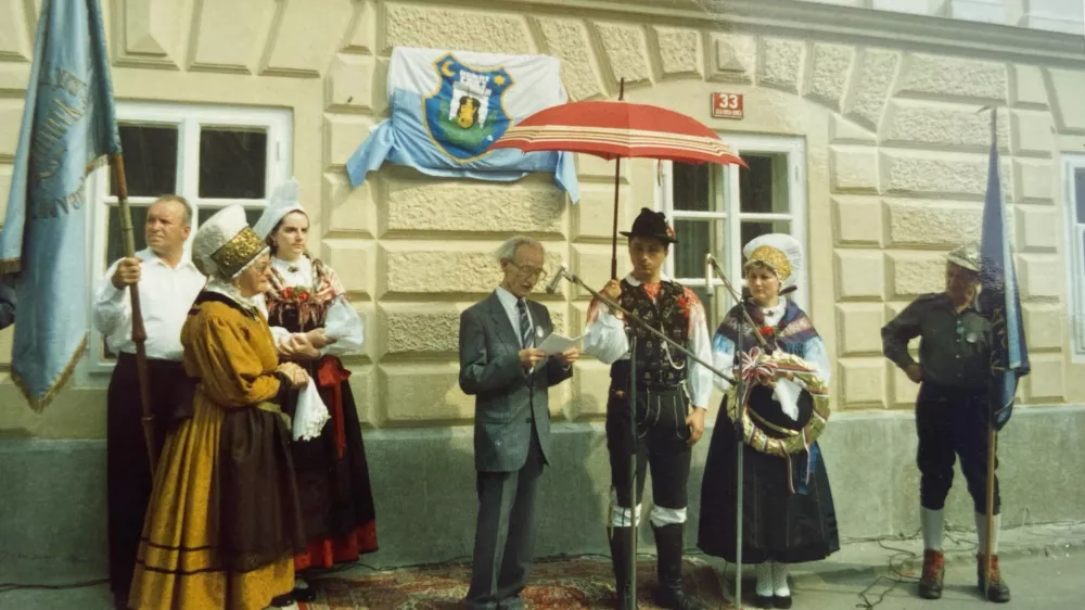 Stara mama Barbare Didovič (na sliki levo) leta 1989, ko je na otvoritvi spominske plo&scaron;če dr. Sadnikarju na &Scaron;utni zadnjič oblekla narodno no&scaron;o. Foto: Osebni arhiv