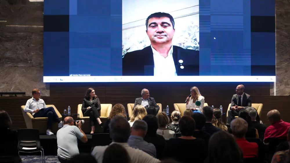 - Anti&scaron;a Korljan, urednik Gazele,- Vita Godec, Lenis d.o.o.- Janez Pogačar, Hyla d.o.o.- Marko Femc, Plan-net solar d.o.o.- Anja Hlača Ferjančič, voditeljica- Slobodan &Scaron;e&scaron;um. generalni direktor. Direktorat za gospodarsko in javno diplomacijo.- 12.09.2024. Regijski izbor Gazele 2024 Osrednje slovenske regije v Hotelu Grand Plaza v ljublani. Gazele 2024.//FOTO: Bojan Velikonja