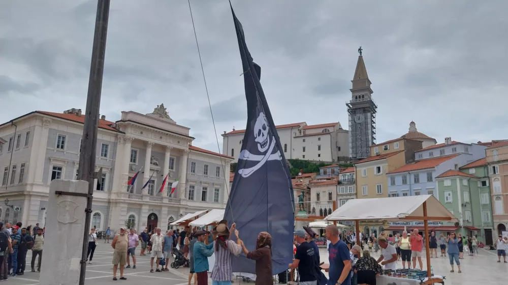 Izobe&scaron;anje gusarske zastave. 