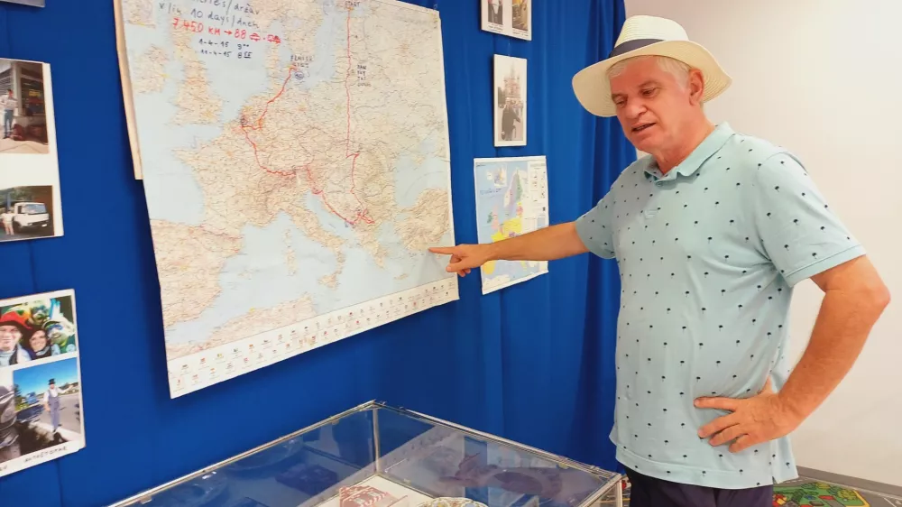 Na vpra&scaron;anje, katere so najprijaznej&scaron;e države za popotnike z dvignjenim palcem, petin&scaron;estdesetletni ekonomist, nekdanji župan Kanala ob Soči in pisatelj Miran Ipavec zaupa, da so to države, v katerih se ne čaka dolgo na prevoze. Foto:&nbsp;Tina Jereb