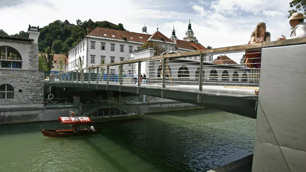 Pogled na Mesarski most, preden so ga prekrile ljubezenske ključavnice. Foto: Matej Pov&scaron;e&nbsp;