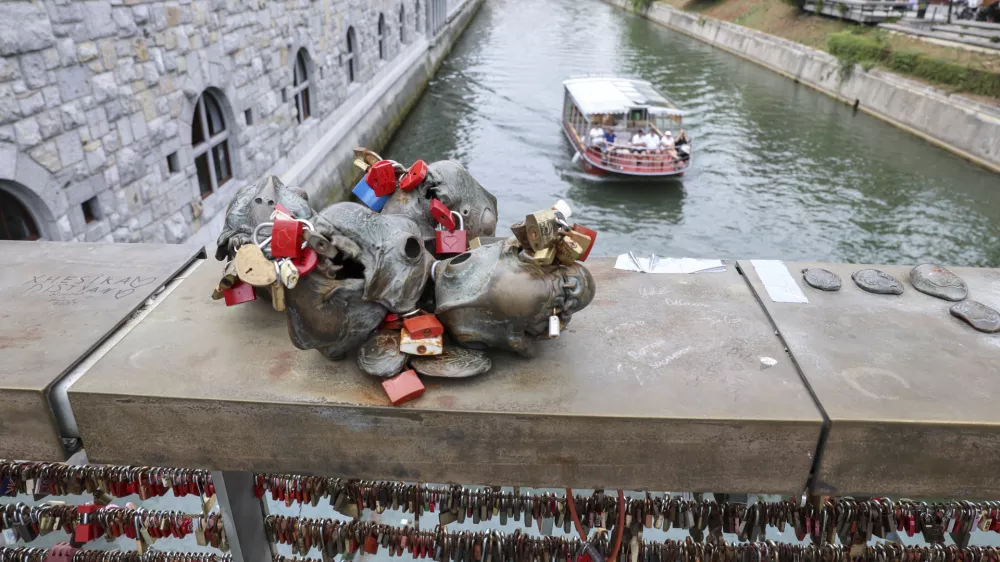Ključavnice na ljubljanskem mostu zaklepajo tudi na drobne skulpture. Foto: Jaka Gasar