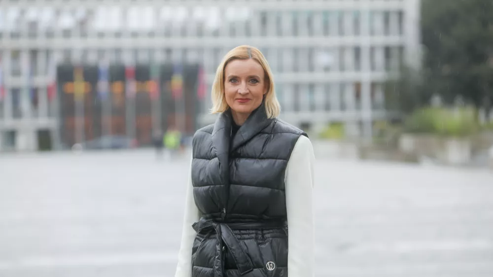 Mojca &Scaron;etinc Pa&scaron;ek,&nbsp;nepovezana poslanka:&nbsp;&raquo;Martina odločitev je morda dvignila kak&scaron;no obrv glede načelnosti sodelovanja z nekom, ki jo je v neki drugi kandidaturi grobo odrinil in zahteval umik iz slovenske politike nasploh, zato upam, da se ji bo premier Golob zdaj za nazaj tudi javno opravičil.&laquo;&nbsp;Foto:&nbsp;Bojan Velikonja