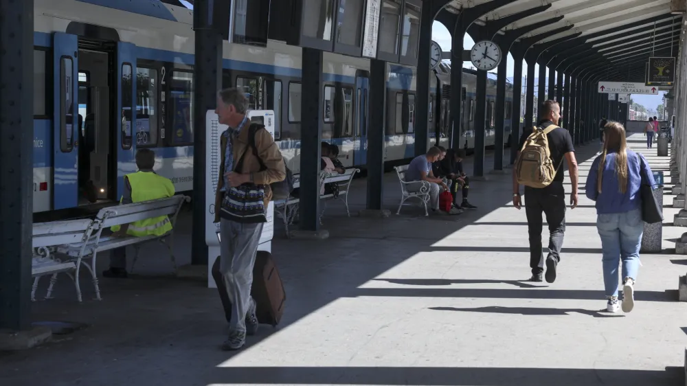 - 10.09.2024 - železni&scaron;ka postaja Ljubljana, vlak, potniki, turisti//FOTO: Jaka Gasar