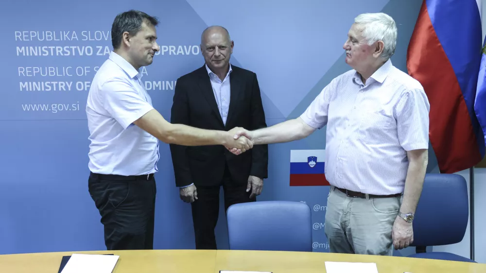 predsednik Konference sindikata upravnih enot in član Glavnega odbora SDOS Dragan Stanković, minister za javno upravo mag. Franc Props, predsednik Sindikata državnih organov Slovenije (SDOS) Franči&scaron;ek Verk- 05.07.2024 - podpis Stavkovnega sporazuma o načinu re&scaron;evanja stavkovnih zahtev upravnih enot //FOTO: Jaka Gasar