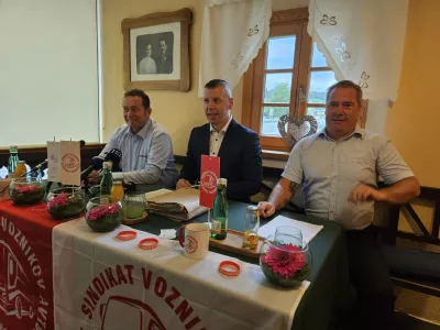 Sindikalni predstavniki voznikov avtobusov (z leve Du&scaron;an Vidovič, Damjan Volf, Dejan Osterman) opozarjajo na nevzdržne razmere, zaradi katerih se lahko javni potni&scaron;ki promet tudi ustavi. Foto: Veronika Rupnik Ženko