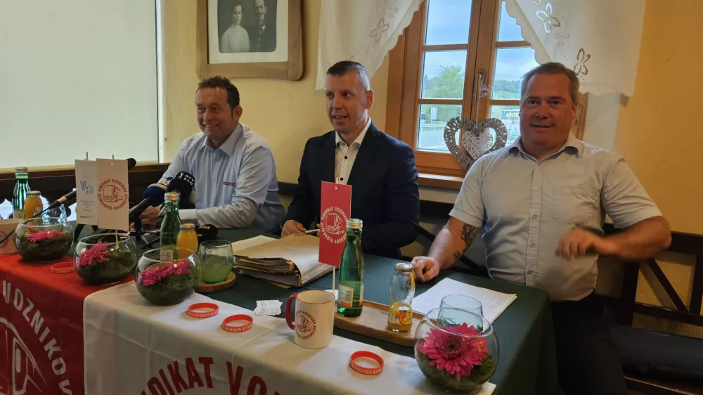 Sindikalni predstavniki voznikov avtobusov (z leve Du&scaron;an Vidovič, Damjan Volf, Dejan Osterman) opozarjajo na nevzdržne razmere, zaradi katerih se lahko javni potni&scaron;ki promet tudi ustavi. Foto: Veronika Rupnik Ženko
