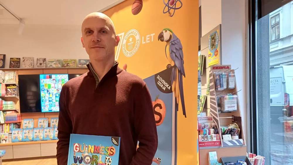 Nekdanji ko&scaron;arkar Luka Trpin, ki se zadnja leta posveča trikom s ko&scaron;arkarsko žogo, je nosilec kar &scaron;estih svetovnih rekordov.&nbsp;Foto: Tina Jereb