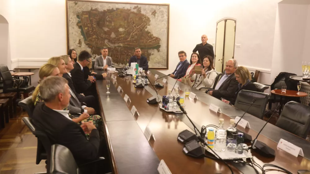 Miran Lesjak, Janez, Pogačar Hyla, Dejan Crnek, podžupan. Vita Godec Lenis - 12.09.2024. Sprejem pri podžupanu MOL, Gazele 2024. Foto: Bojan Velikonja.