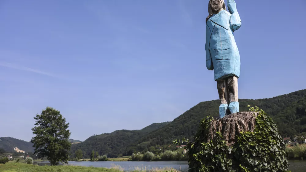 Sevnica - skulptura Melania Trump na obrežku Save, ki je del razstave Ta Eho ameri&scaron;kega umetnika Brada Downeya - leseno skulpturo je izklesal domačin Ale&scaron; Župevc &ndash; Max - 01.07.2019 &ndash; Občina Sevnica &ndash; poletna počitni&scaron;ka reportaža //FOTO: Jaka Gasar / Foto: Jaka Gasar