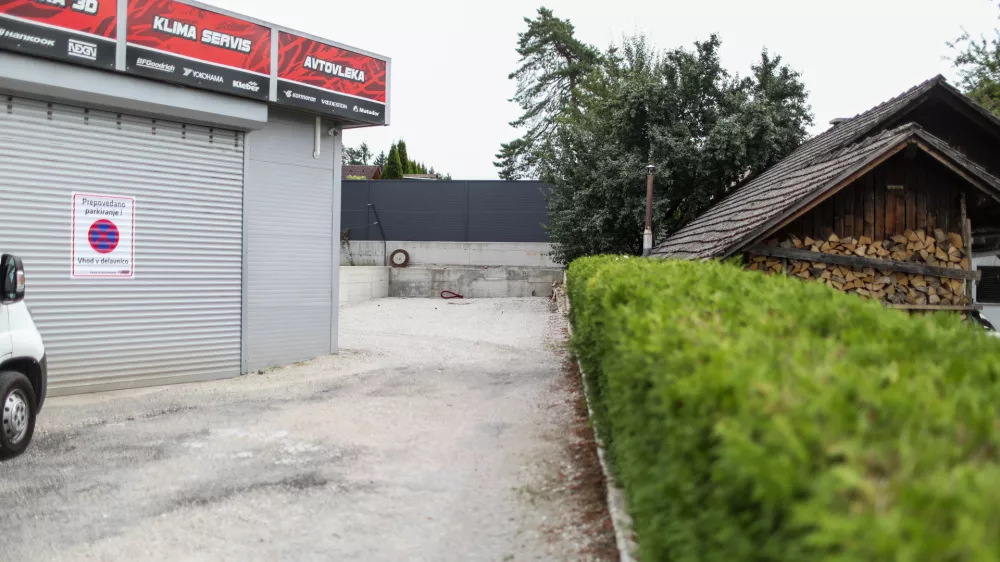 Na drugi strani dvojne slepe ulice Trata boste namesto ceste naleteli na gospodarski objekt, ki z zahodne strani zapre pot. Foto:&nbsp;Bojan Velikonja&nbsp;