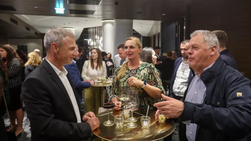 - Vinko Juhart, Juvi Domžale, - Goran Bogdanovič, Nika Prhaj, Zavarovalnica Triglav, - 12.09.2024. Regijski izbor Gazele 2024 Osrednje slovenske regije v Hotelu Grand Plaza v ljublani. Gazele 2024.//FOTO: Bojan Velikonja