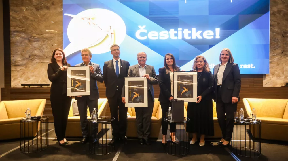 Gazela osrednjeslovenske&nbsp;regije&nbsp;je podjetje Hyla. Priznanje je prevzel direktor Janez Pogačar (na sredini). Na levi sta Vita Godec in Branko Huč,&nbsp;predstavnika podjetja Lenis, ter Rok Pavlin, GZS-ZOR, in na desni Dunja Labović Begović in Manuela Ela Pi&scaron;kur iz&nbsp;Plan-Net Solar, ter Petra Golmajer, Dnevnik