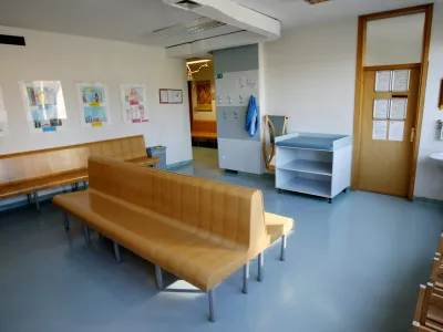 Zdravstveni dom Vič v Ljubljani- čakalnica - zdravniki so za eno uro odložili delo- 22.04.2015 -  protest zdravnikov - enourna opozorilna stavka, ker vlada do sedaj ni sprejela standardov in normativov, želijo tudi povprečno plačo v vi&scaron;ini trikratne povprečne slovenske plače. Če njihove zahteve ne bodo padle na plodna tla, za 28. maj napovedujejo celodnevno opozorilno stavko.- protest - zdravniki -   //FOTO: Tomaž Skale / Foto: Tomaž Skale