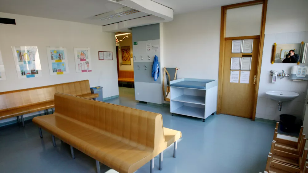 Zdravstveni dom Vič v Ljubljani- čakalnica - zdravniki so za eno uro odložili delo- 22.04.2015 -  protest zdravnikov - enourna opozorilna stavka, ker vlada do sedaj ni sprejela standardov in normativov, želijo tudi povprečno plačo v vi&scaron;ini trikratne povprečne slovenske plače. Če njihove zahteve ne bodo padle na plodna tla, za 28. maj napovedujejo celodnevno opozorilno stavko.- protest - zdravniki -   //FOTO: Tomaž Skale / Foto: Tomaž Skale