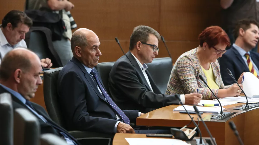 - poslanska skupina SDS - poslanec in predsednik SDS Janez Jan&scaron;a, Zvonko Černač- 13.09.2018 &ndash; Državni zbor (DZ) &ndash; 8. izredna seja - poslanci potrjevali ministrsko ekipo vlade Marjana &Scaron;arca. //FOTO: Luka Cjuha.