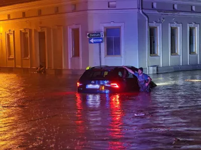 14 September 2024, Austria, Zwettl: A man leans on a car submerged in flood water. Due to heavy rainfall, the whole of Lower Austria was declared a disaster area on 15 September. Photo: Doku-N&ouml;/APA/dpa