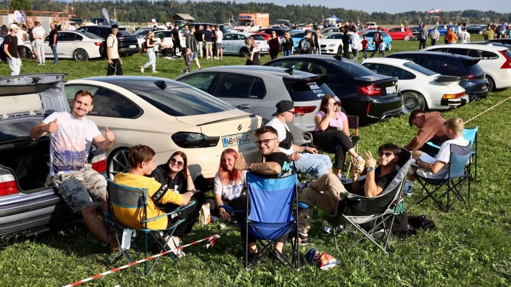 Alternativa veselici in pijančevanju: Dirke privabile množico ljudi