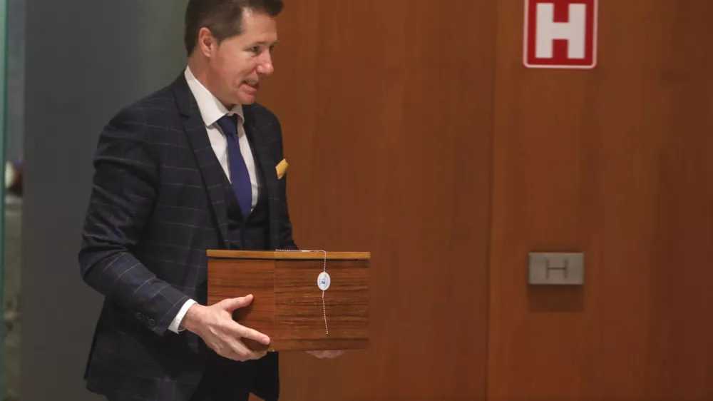 poslanec SDS Franc Breznik in volilna skrinja  - 03.03.2020 &ndash; Državni zbor -16. redna seja DZ &ndash; poslanci razpravljali in glasovali o kandidaturi predsednika SDS Janeza Jan&scaron;e za mandatarja 14. slovenske vlade //FOTO: Jaka Gasar