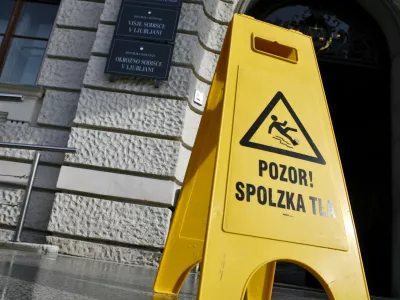 simbolična fotografija - opozorilna tabla - pozor spolzka tla - Vrhovno sodi&scaron;če Republike Slovenije - Vi&scaron;je in Okrožno sodi&scaron;če v Ljubljani, Tavčarjeva ulica 9, stavba - - pravosodje - pravo - pravičnost - pravica - pravni sistem - tožilstvo - sodna oblast - sodi&scaron;ča - //FOTO: Bojan Velikonja