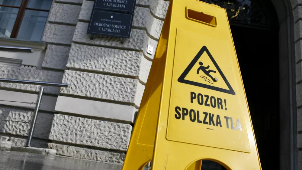 simbolična fotografija - opozorilna tabla - pozor spolzka tla - Vrhovno sodi&scaron;če Republike Slovenije - Vi&scaron;je in Okrožno sodi&scaron;če v Ljubljani, Tavčarjeva ulica 9, stavba - - pravosodje - pravo - pravičnost - pravica - pravni sistem - tožilstvo - sodna oblast - sodi&scaron;ča - //FOTO: Bojan Velikonja