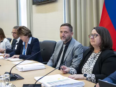 Pogajanja med vlado in reprezentativnimi sindikati javnega sektorja se bližajo koncu, a odprtih je &scaron;e kar nekaj pomembnih vpra&scaron;anj. Po dana&scaron;nji več kot peturni seji so bili pogajalci na obeh straneh vidno utrujeni. Foto: STA