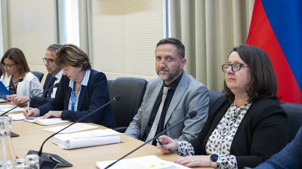 Pogajanja med vlado in reprezentativnimi sindikati javnega sektorja se bližajo koncu, a odprtih je &scaron;e kar nekaj pomembnih vpra&scaron;anj. Po dana&scaron;nji več kot peturni seji so bili pogajalci na obeh straneh vidno utrujeni. Foto: STA