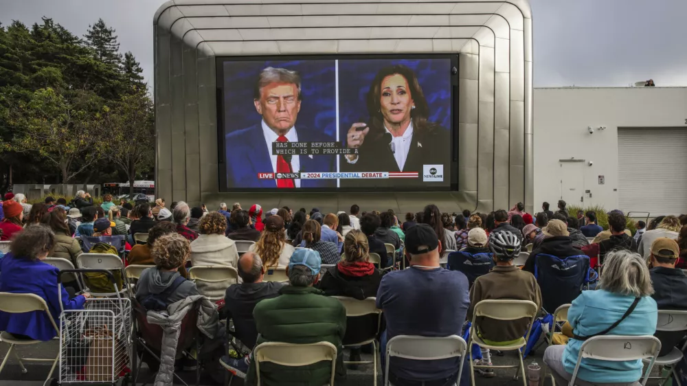 People gather outside of the Berkeley Art Museum and Pacific Film Archive to watch a presidential debate between Republican presidential nominee former President Donald Trump and Democratic presidential nominee Vice President Kamala Harris in Berkeley, Calif., Tuesday, Sept. 10, 2024. (Gabrielle Lurie/San Francisco Chronicle via AP) / Foto: Gabrielle Lurie