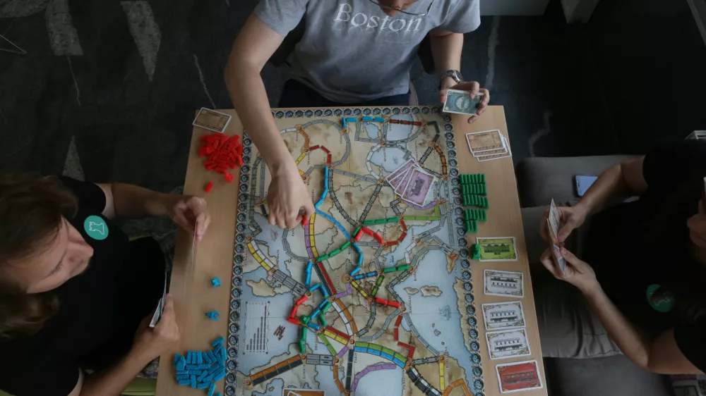 - 08.06.2017 - Družabna kavarna Dobra poteza - prvi slovenski board game cafe, kjer obiskovalci ob kavi igrajo različne družabne igre., Železna cesta 14 v Ljubljani   //FOTO: Luka Cjuha.