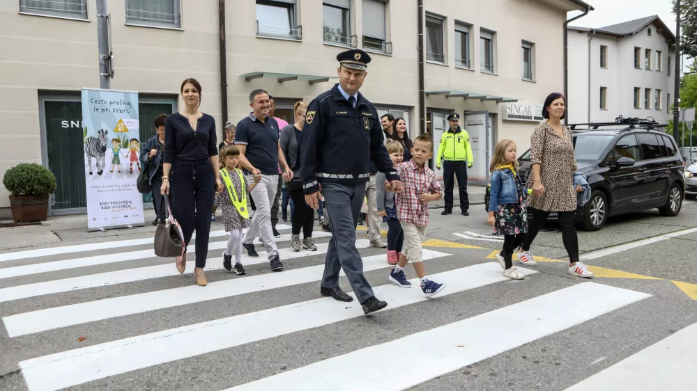 varna pot v &scaron;olo - prometna varnost- 01.09.2022 - Prvi &scaron;olski dan v novem &scaron;olskem letu 2022/23 &ndash; novo &scaron;olsko leto za 194.562 osnovno&scaron;olcev, med njimi 20.797 prvo&scaron;olcev in okrog 79.000 dijakov &ndash; prvo&scaron;olci - osnovno&scaron;olci - &scaron;olstvo  //FOTO: Luka Cjuha