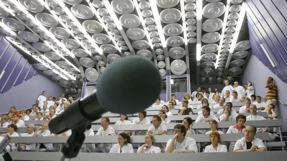 - Zdravni&scaron;ki sindikat FIDES - zbor zdravnic in zdravnikov - vodstvo sindikata je seznanilo zdravnike s pravicami iz dela ter s sindikalnimi prizadevanji in aktivnostmi za za&scaron;čito dostojanstva zdravni&scaron;kega poklica ter zoper razvrednotenje zdravni&scaron;kega dela,///FOTO: Luka Cjuha
