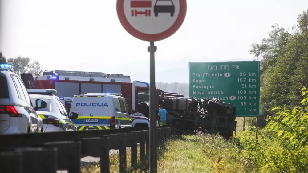 - 11.09.2023 &ndash; Južna ljubljanska obvoznica &ndash; huda prometna nesreča - udeleženi trije avtomobili in dva tovornjaka. V trčenju sta dve vozili zagoreli, na kraju nesreče pa so umrli trije ljudje. //FOTO: Bojan Velikonja