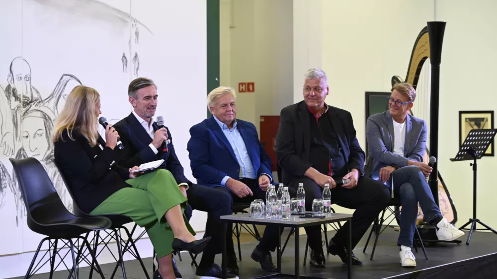 V sredini z&nbsp;leve: Marko Lukić, Lumar IG, Janez Vohar, Hidrokop, in Igor Oder, Hermine Wech. Ob straneh voditelja prireditve Anja Hlača Ferjančič in Anti&scaron;a Korljan. Foto: Nik Erik Neubauer