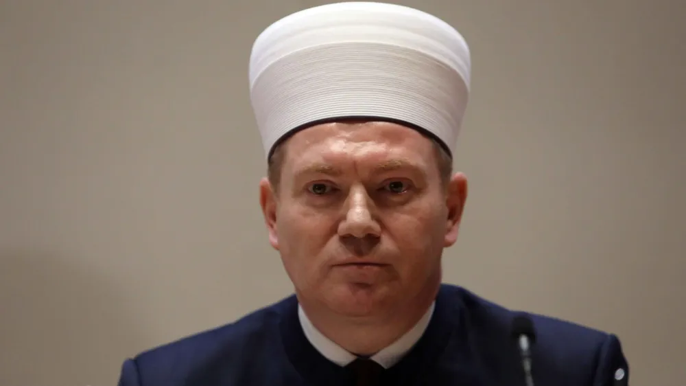 Nevzet Porić
mufti Islamske skupnosti v Sloveniji

Spra&scaron;ujem se, kdaj smo začeli v kosu mesa videti razliko med na&scaron;imi in va&scaron;imi? Foto:&nbsp;Tomaž Skale
