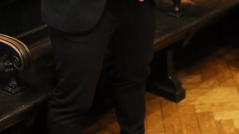 18.02.2021- Simbolična fotografija-Vklepanje, lisice,prisilna sredstva,zatožna klop, sodi&scaron;če//FOTO: Tomaž Skale