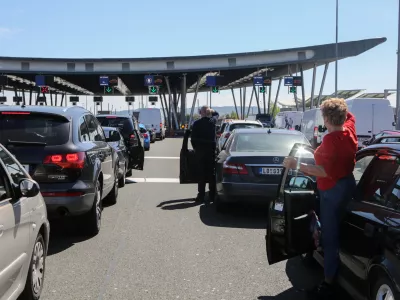 - kolone vozil pri vstopu in izstopu iz države - prometni zastoj -  - 07.04.2017 - Mejni prehod Obrežje - Bregana, slovensko - hrva&scaron;ka meja, obmejna policija je začela izvajati sistematičen nadzor vseh potnikov, tako članic EU kot tretjih držav --    //FOTO: Luka Cjuha