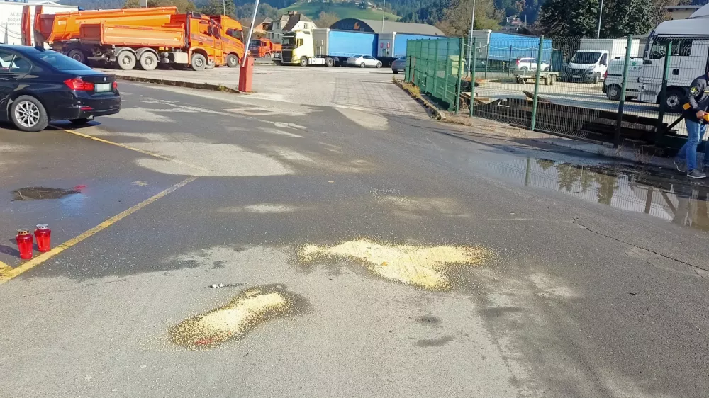 Prizori&scaron;če tragedije v Pamečah pri Slovenj Gradcu, kjer so se tudi danes dopoldan &scaron;e zadrževali kriminalisti, ki zadevo &scaron;e vedno preiskujejo. Foto: Mojca Marot