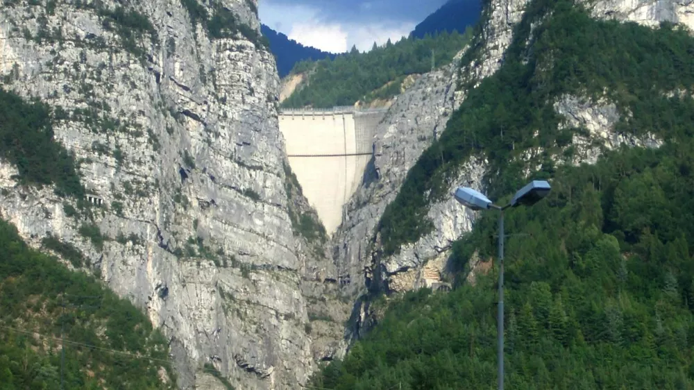 Jez Vajont, viden iz vasi Longarone leta 2005, kjer se vidi približno 60&ndash;70 metrov betona. Vodni cunami, ki je 9. oktobra 1963 presegel jez za 250 metrov, je uničil to vas in &scaron;e vse bližnje vasi. / Foto: Wikipedija / Foto: Wikipedija